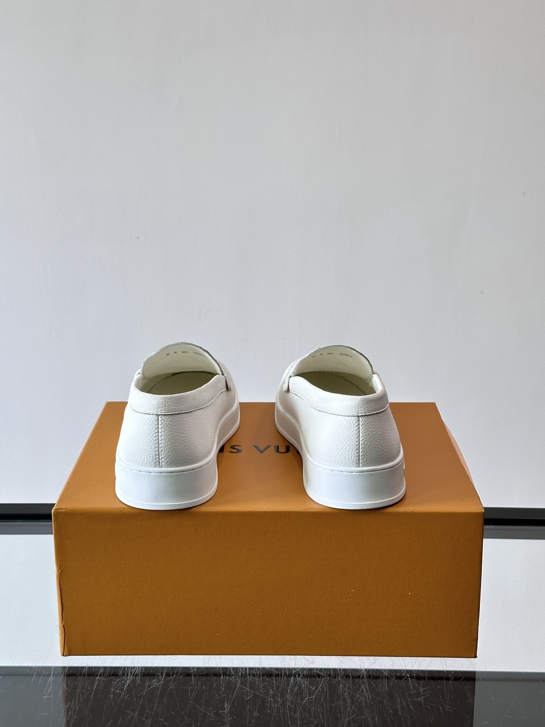 L.V Estate男士经典休闲乐福鞋，取材柔软牛仔面料➕牛皮革制成，营造休闲舒适体验。饰带点缀 LV 