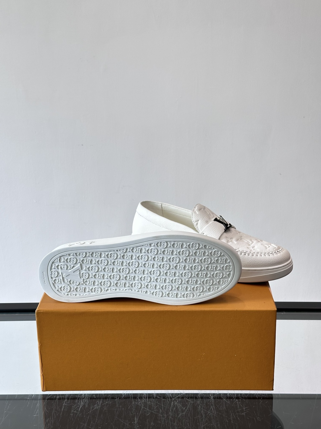 L.V Estate男士经典休闲乐福鞋，取材柔软牛仔面料➕牛皮革制成，营造休闲舒适体验。饰带点缀 LV 