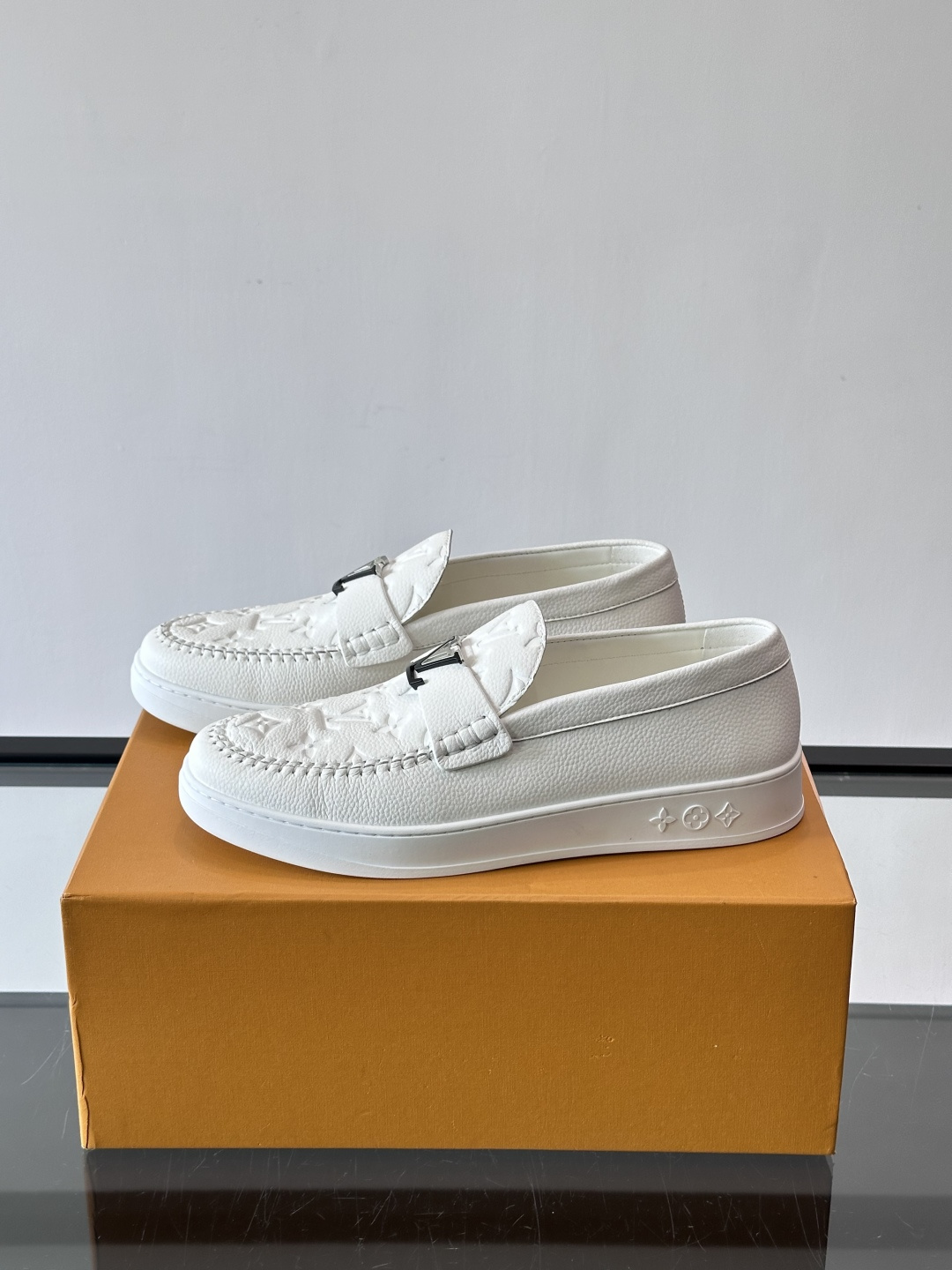 L.V Estate男士经典休闲乐福鞋，取材柔软牛仔面料➕牛皮革制成，营造休闲舒适体验。饰带点缀 LV 