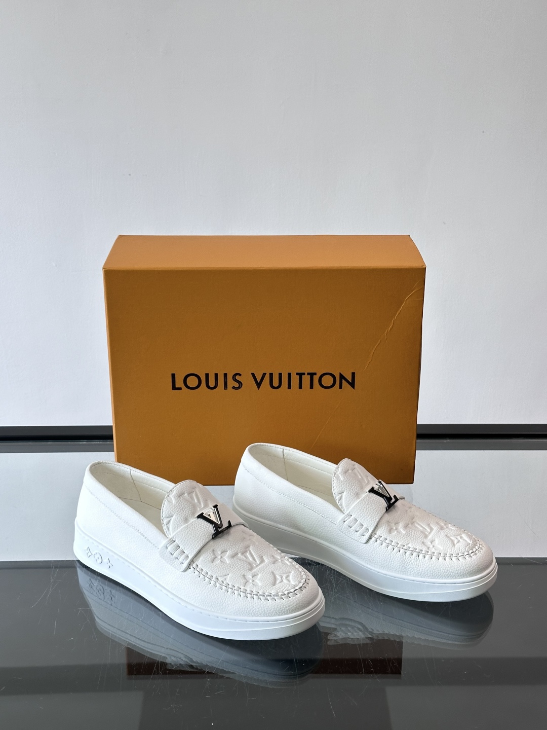 L.V Estate男士经典休闲乐福鞋，取材柔软牛仔面料➕牛皮革制成，营造休闲舒适体验。饰带点缀 LV 