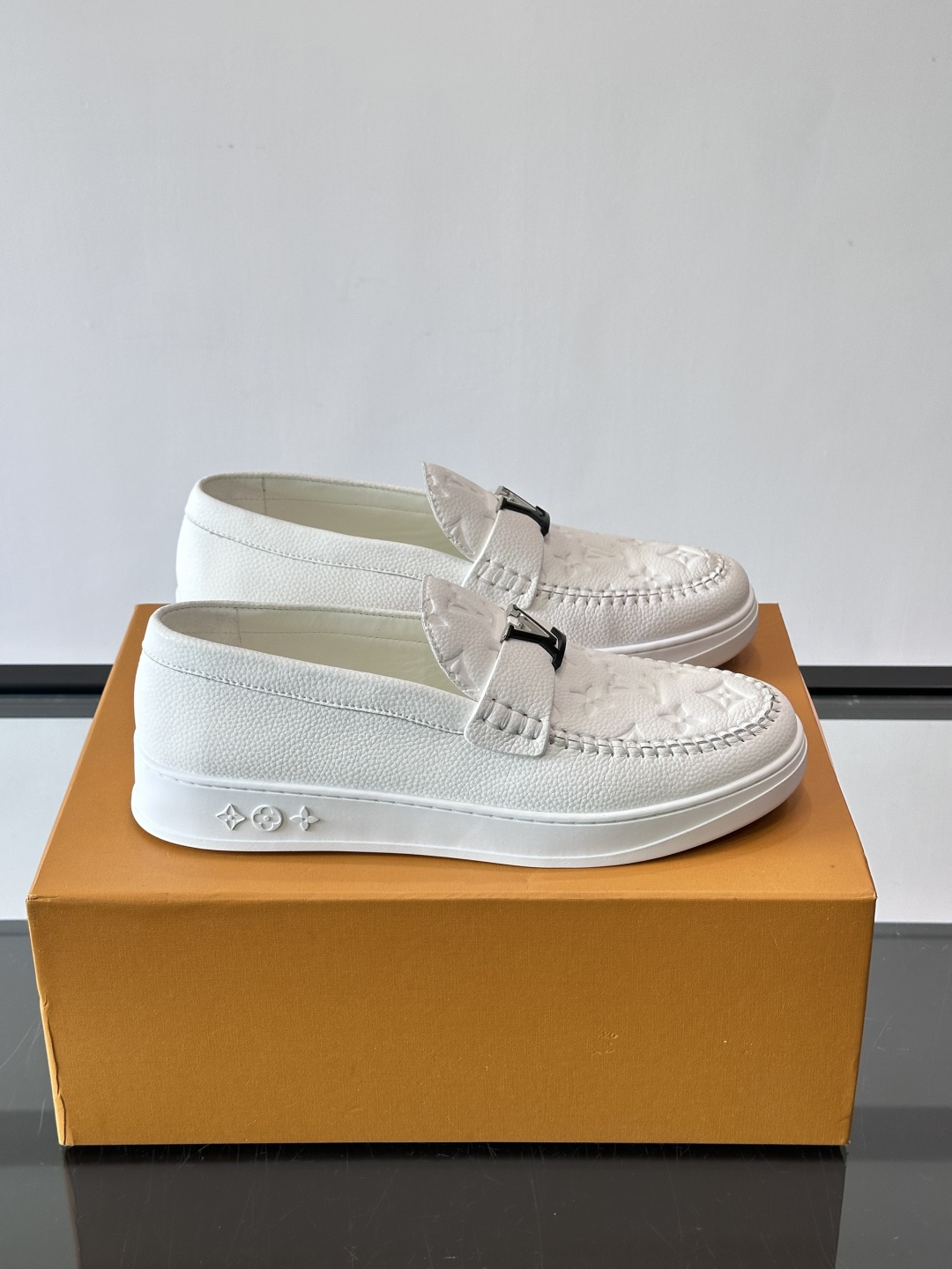 L.V Estate男士经典休闲乐福鞋，取材柔软牛仔面料➕牛皮革制成，营造休闲舒适体验。饰带点缀 LV 