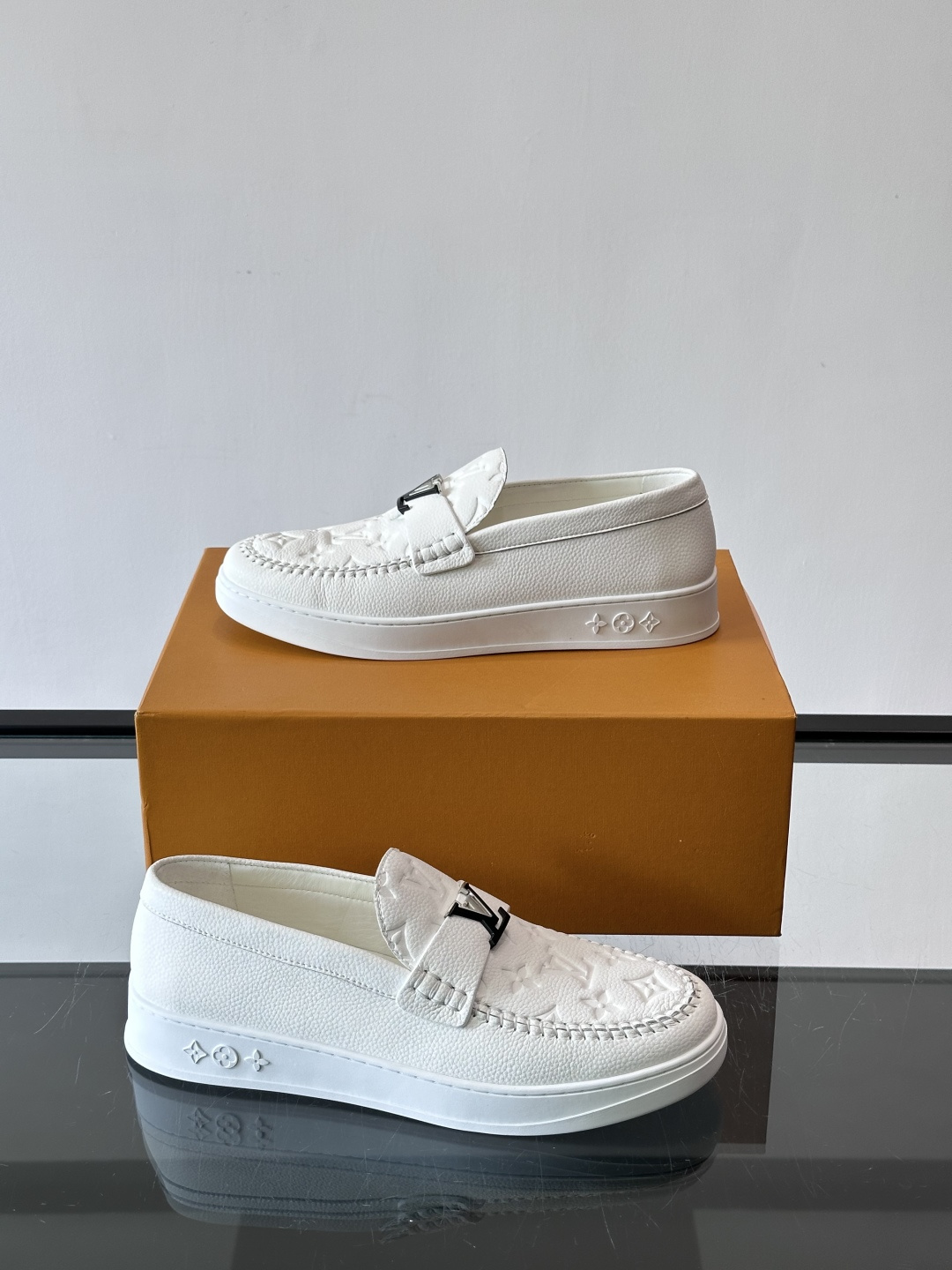 L.V Estate男士经典休闲乐福鞋，取材柔软牛仔面料➕牛皮革制成，营造休闲舒适体验。饰带点缀 LV 