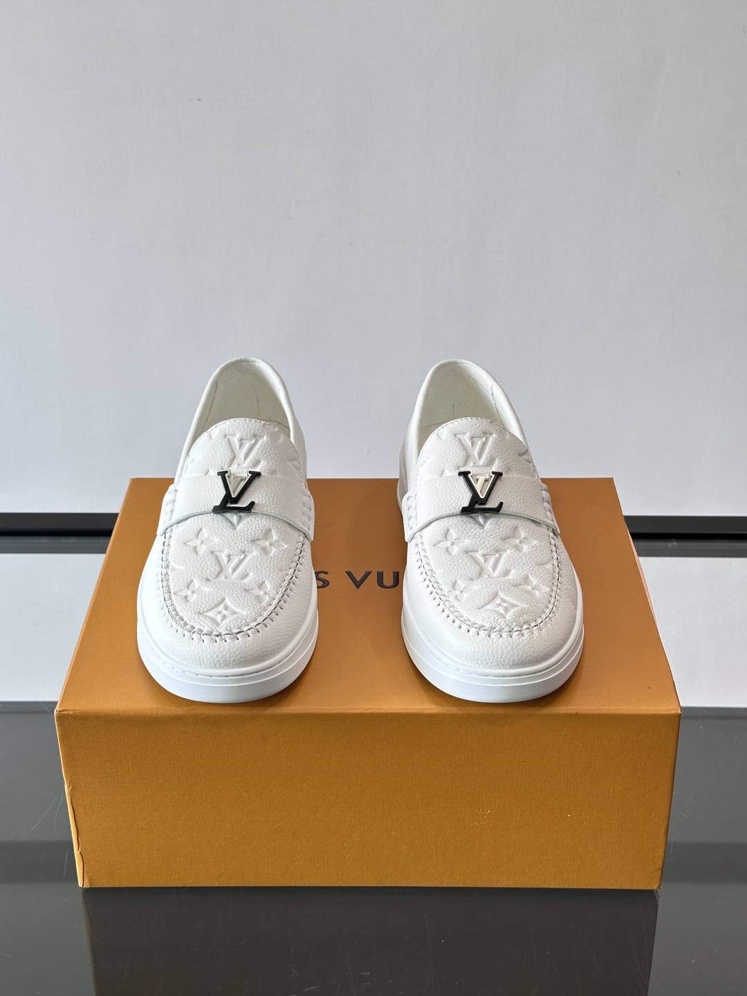 L.V Estate男士经典休闲乐福鞋，取材柔软牛仔面料➕牛皮革制成，营造休闲舒适体验。饰带点缀 LV 