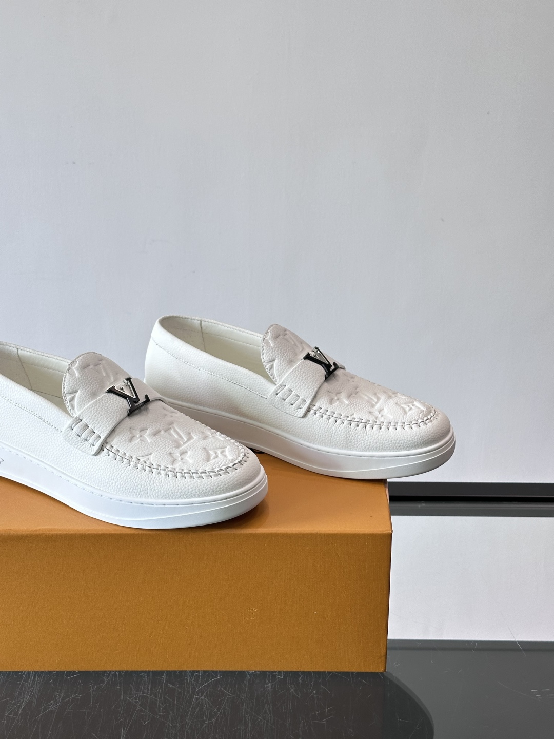 L.V Estate男士经典休闲乐福鞋，取材柔软牛仔面料➕牛皮革制成，营造休闲舒适体验。饰带点缀 LV 