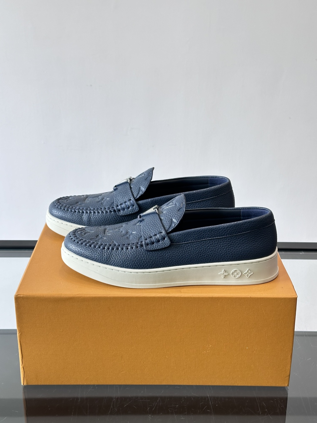 L.V Estate男士经典休闲乐福鞋，取材柔软牛仔面料➕牛皮革制成，营造休闲舒适体验。饰带点缀 LV 