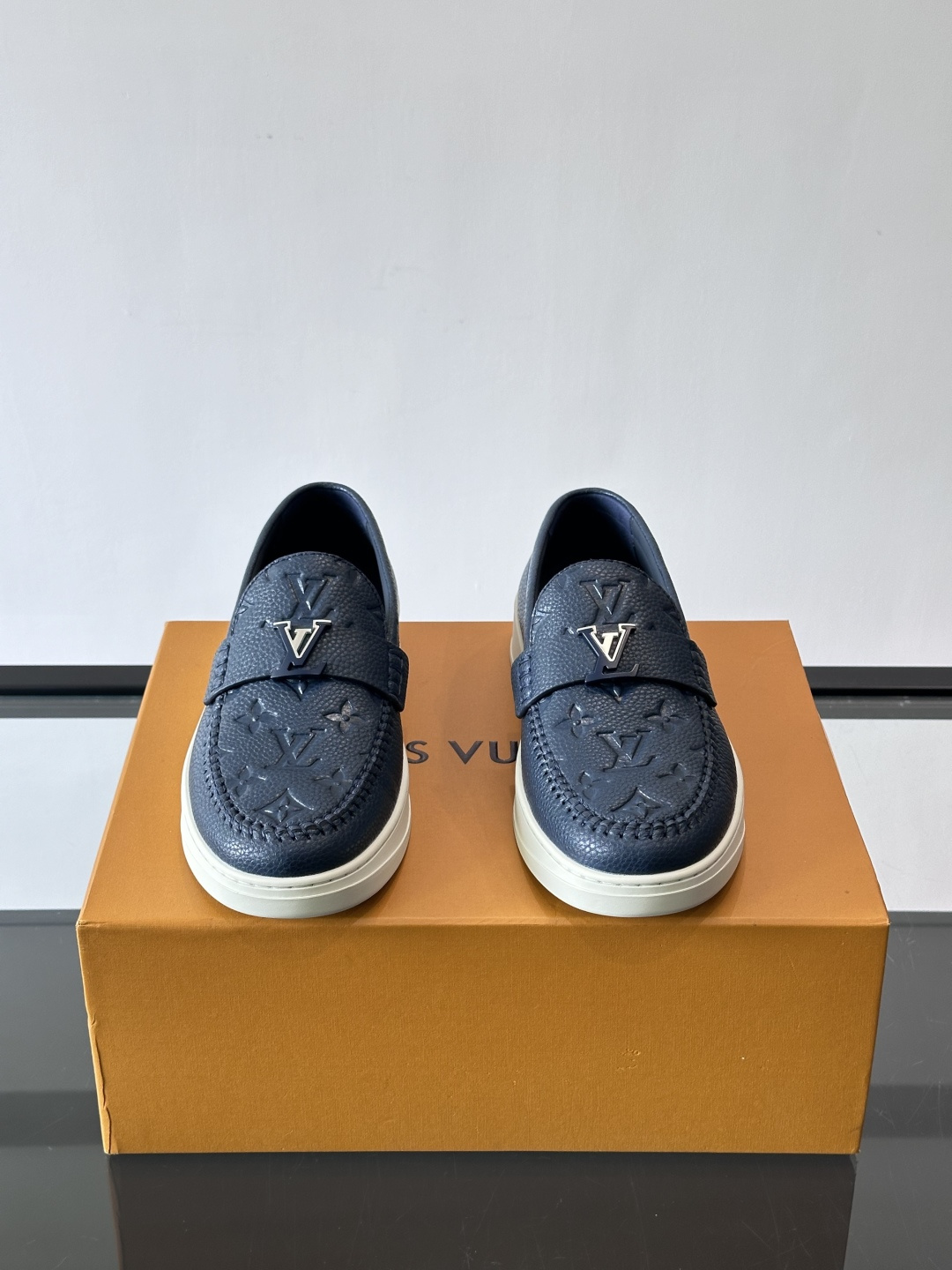 L.V Estate男士经典休闲乐福鞋，取材柔软牛仔面料➕牛皮革制成，营造休闲舒适体验。饰带点缀 LV 