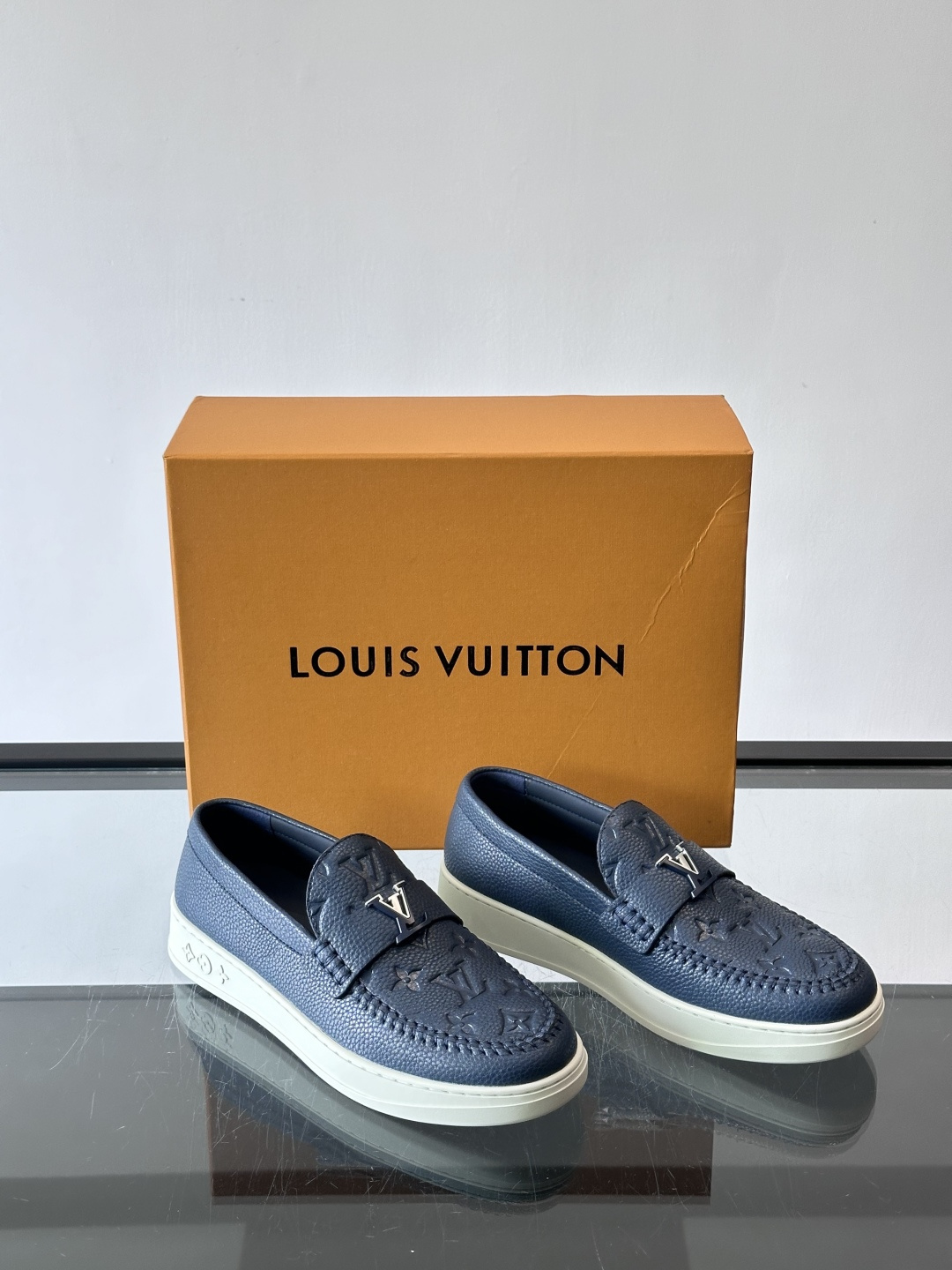 L.V Estate男士经典休闲乐福鞋，取材柔软牛仔面料➕牛皮革制成，营造休闲舒适体验。饰带点缀 LV 