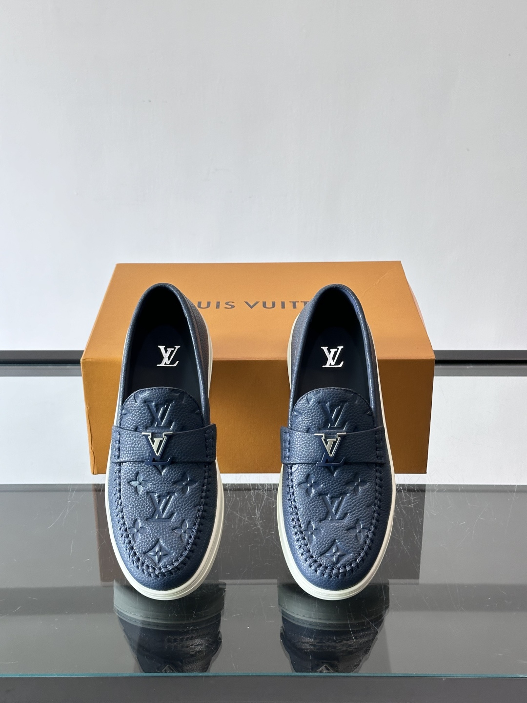 L.V Estate男士经典休闲乐福鞋，取材柔软牛仔面料➕牛皮革制成，营造休闲舒适体验。饰带点缀 LV 