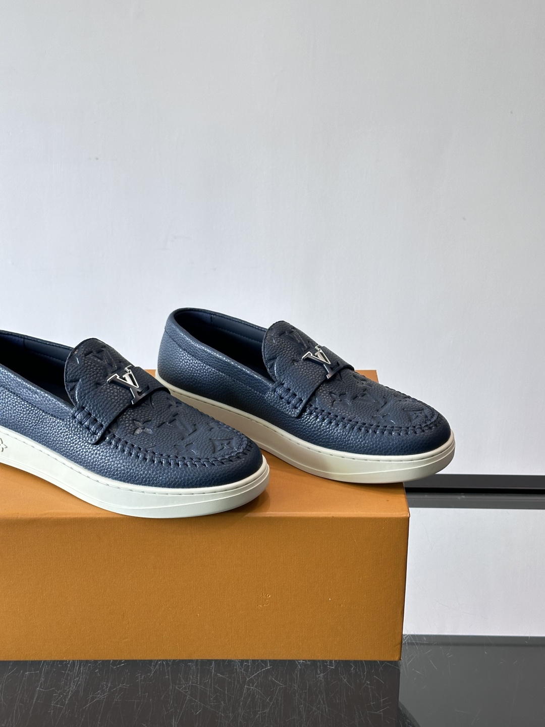 L.V Estate男士经典休闲乐福鞋，取材柔软牛仔面料➕牛皮革制成，营造休闲舒适体验。饰带点缀 LV 