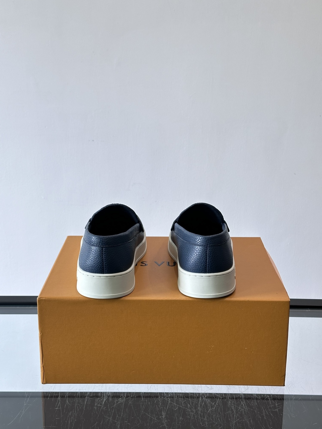 L.V Estate男士经典休闲乐福鞋，取材柔软牛仔面料➕牛皮革制成，营造休闲舒适体验。饰带点缀 LV 