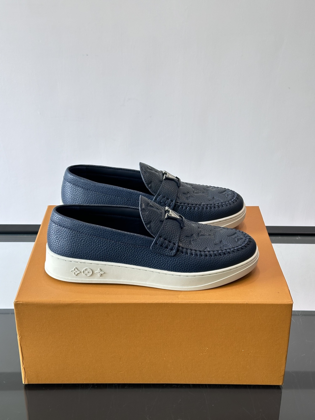 L.V Estate男士经典休闲乐福鞋，取材柔软牛仔面料➕牛皮革制成，营造休闲舒适体验。饰带点缀 LV 