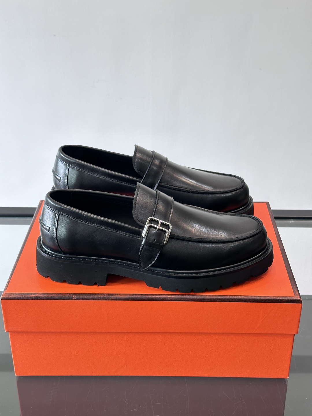 爱马仕Hermes皮鞋👞。2026高级感商务穿搭必备的男鞋~~进口原版牛皮，水染头层牛里，进口橡胶大底！