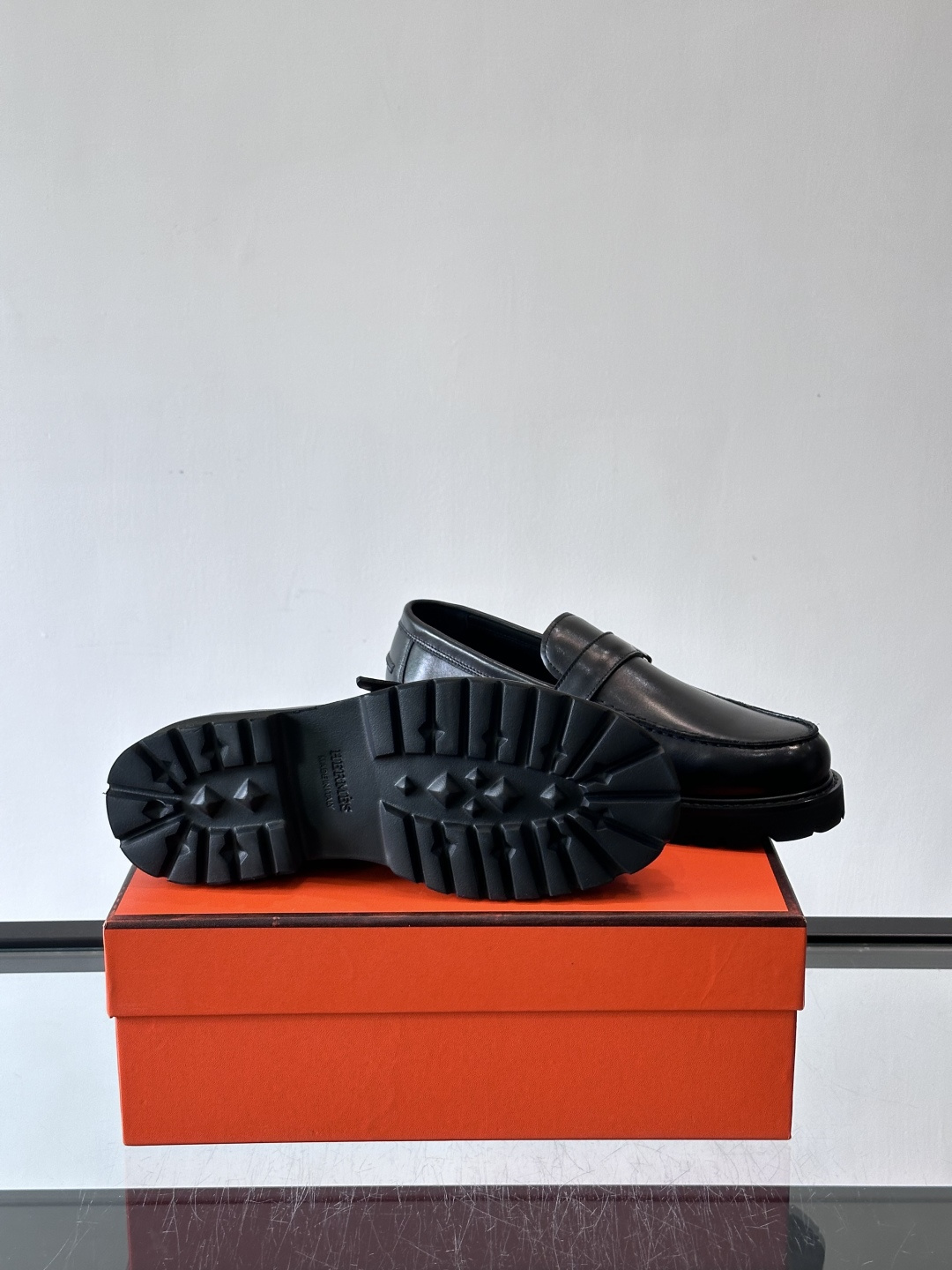 爱马仕Hermes皮鞋👞。2026高级感商务穿搭必备的男鞋~~进口原版牛皮，水染头层牛里，进口橡胶大底！