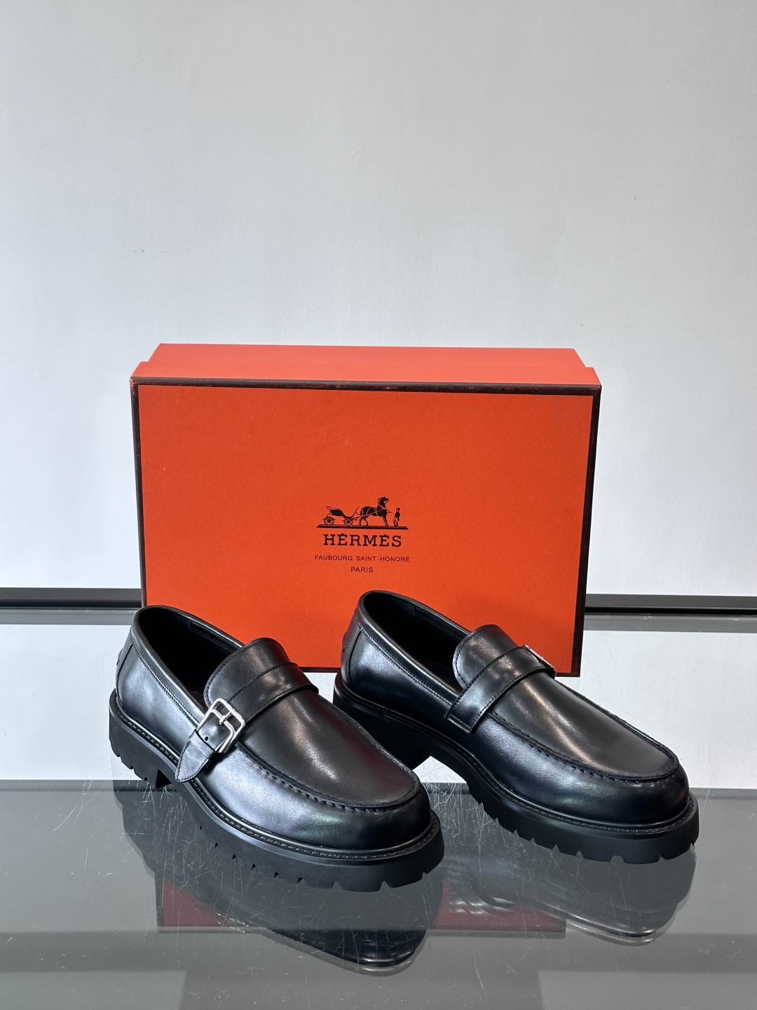 爱马仕Hermes皮鞋👞。2026高级感商务穿搭必备的男鞋~~进口原版牛皮，水染头层牛里，进口橡胶大底！