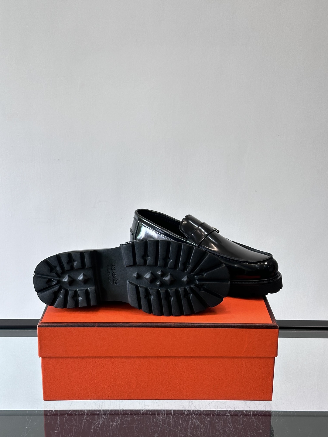 爱马仕Hermes皮鞋👞。2026高级感商务穿搭必备的男鞋~~进口原版牛皮，水染头层牛里，进口橡胶大底！