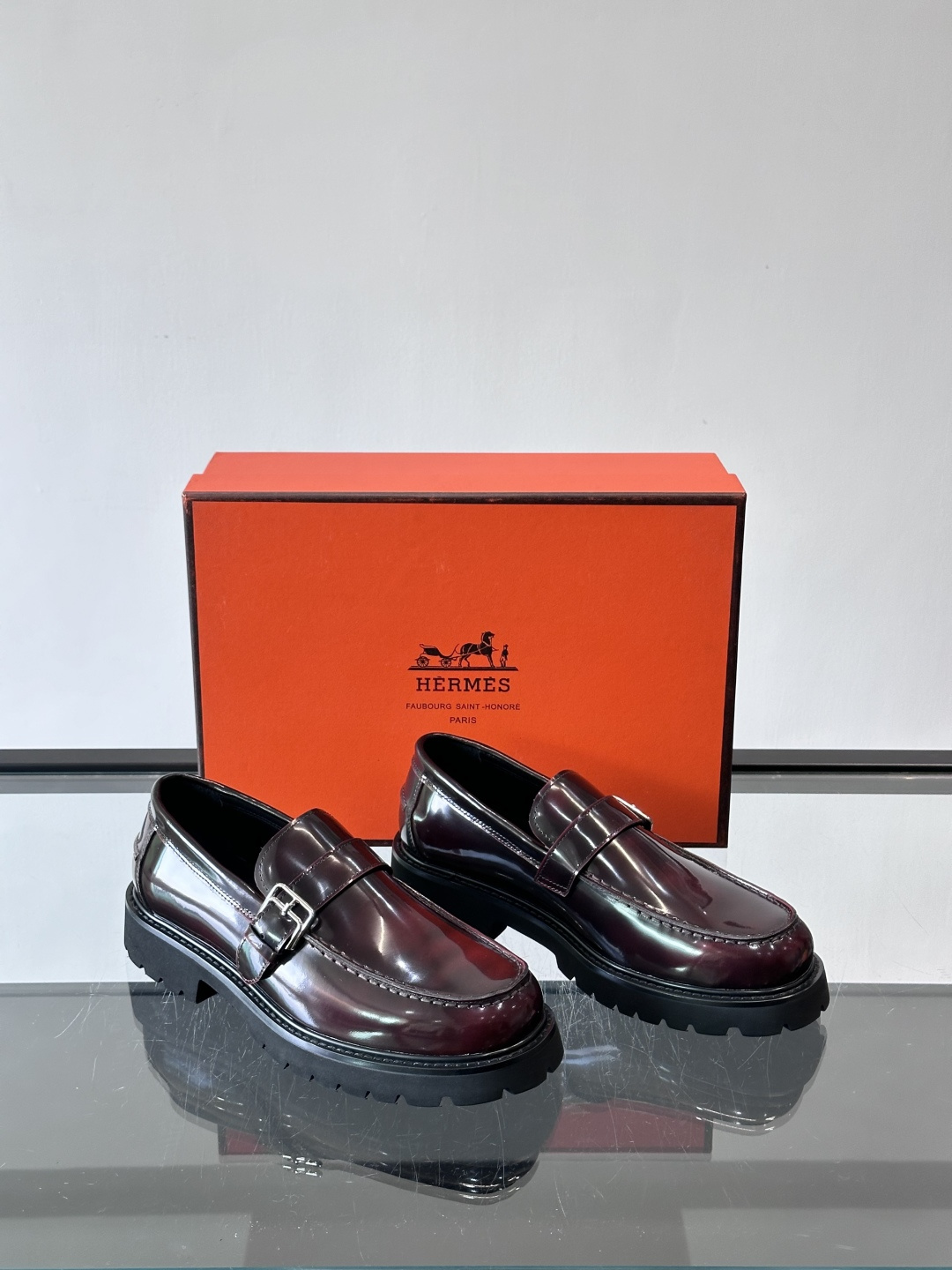 爱马仕Hermes皮鞋👞。2026高级感商务穿搭必备的男鞋~~进口原版牛皮，水染头层牛里，进口橡胶大底！