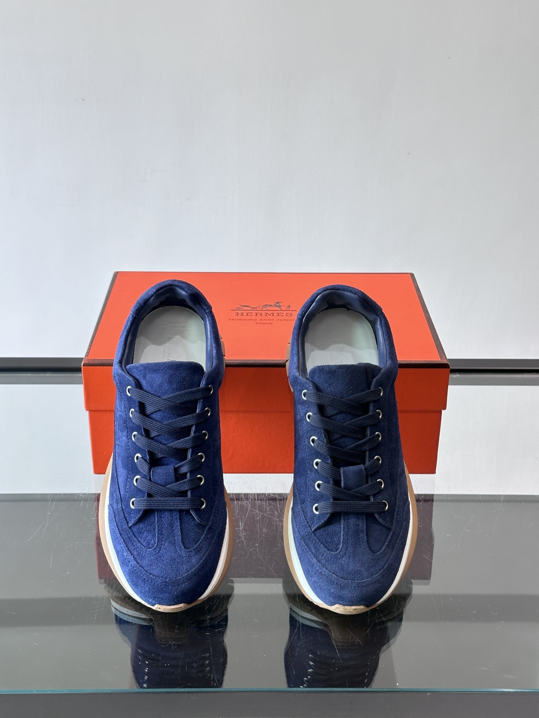Hermès男士麂皮运动鞋，是品牌经典“Birkin”系列鞋款的现代演绎，采用高级麂皮材质，搭配标志性的