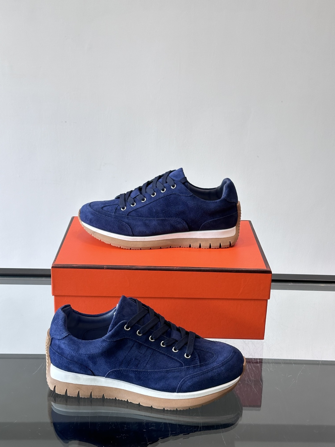 Hermès男士麂皮运动鞋，是品牌经典“Birkin”系列鞋款的现代演绎，采用高级麂皮材质，搭配标志性的