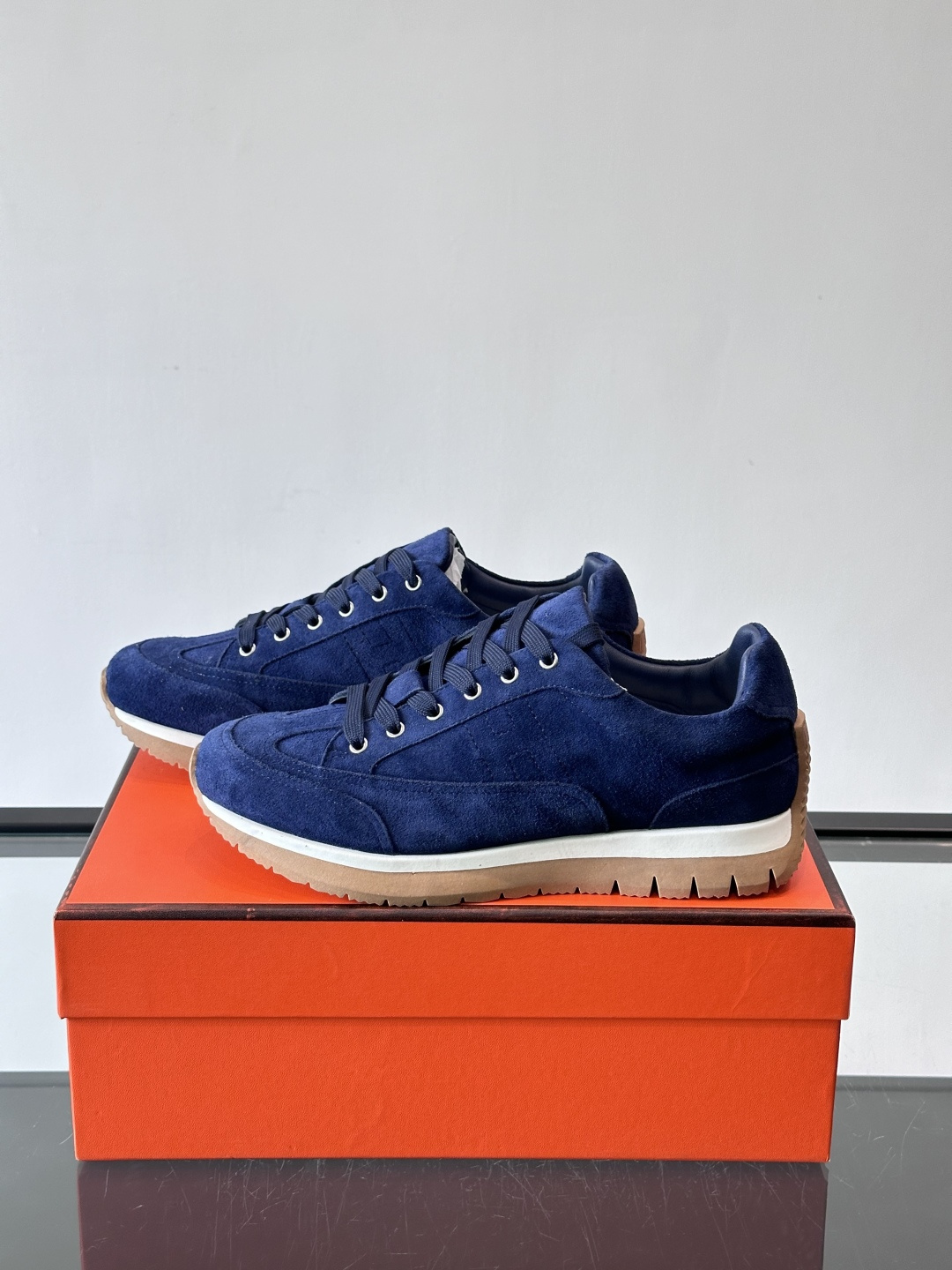 Hermès男士麂皮运动鞋，是品牌经典“Birkin”系列鞋款的现代演绎，采用高级麂皮材质，搭配标志性的