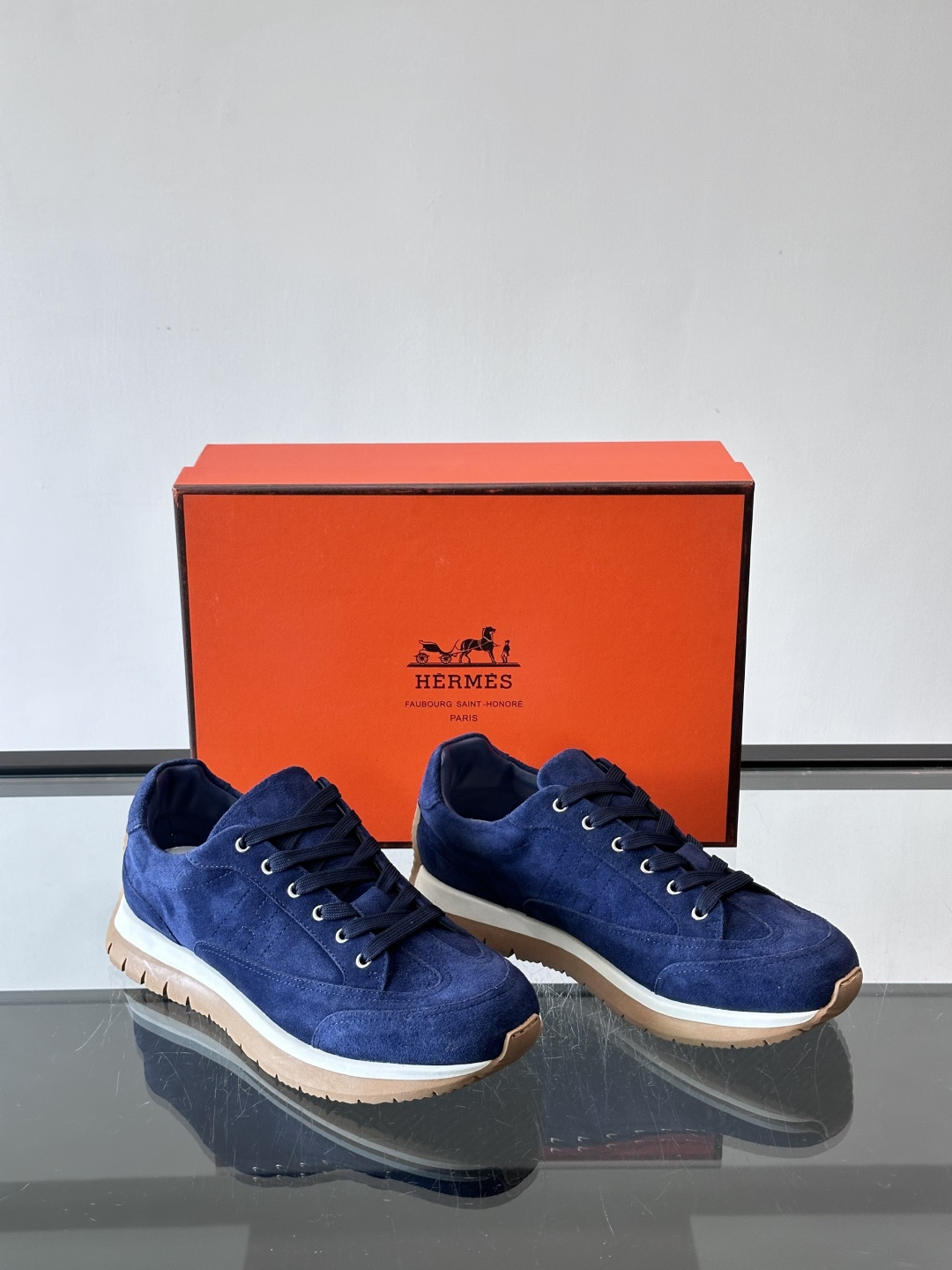 Hermès男士麂皮运动鞋，是品牌经典“Birkin”系列鞋款的现代演绎，采用高级麂皮材质，搭配标志性的