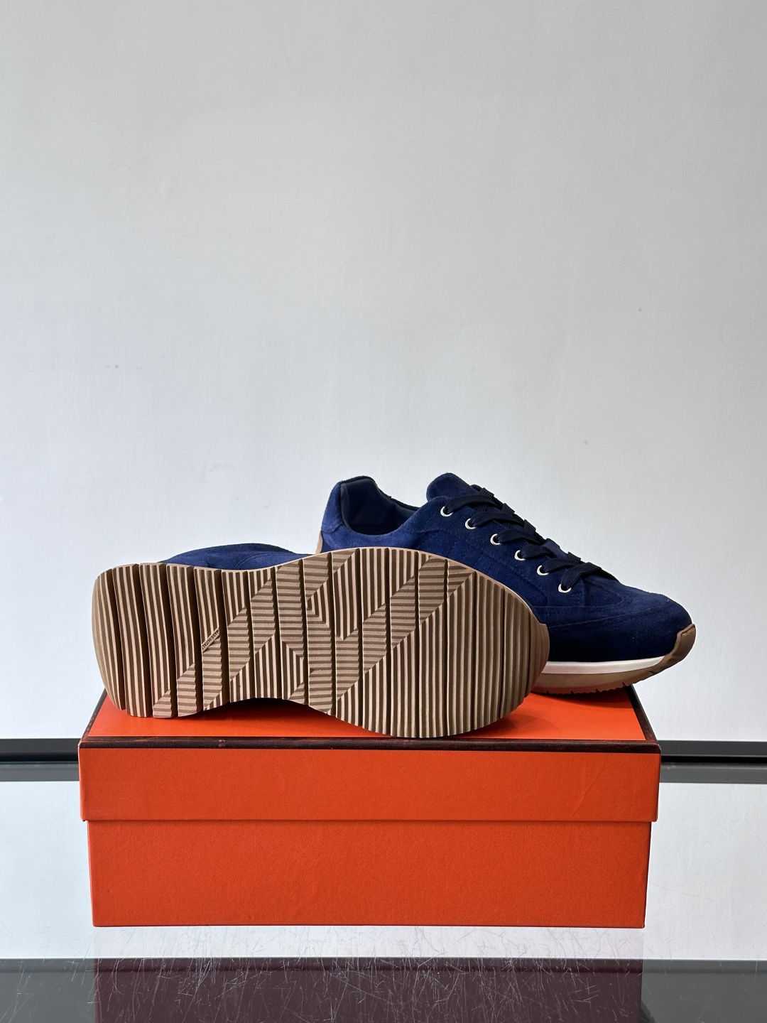 Hermès男士麂皮运动鞋，是品牌经典“Birkin”系列鞋款的现代演绎，采用高级麂皮材质，搭配标志性的