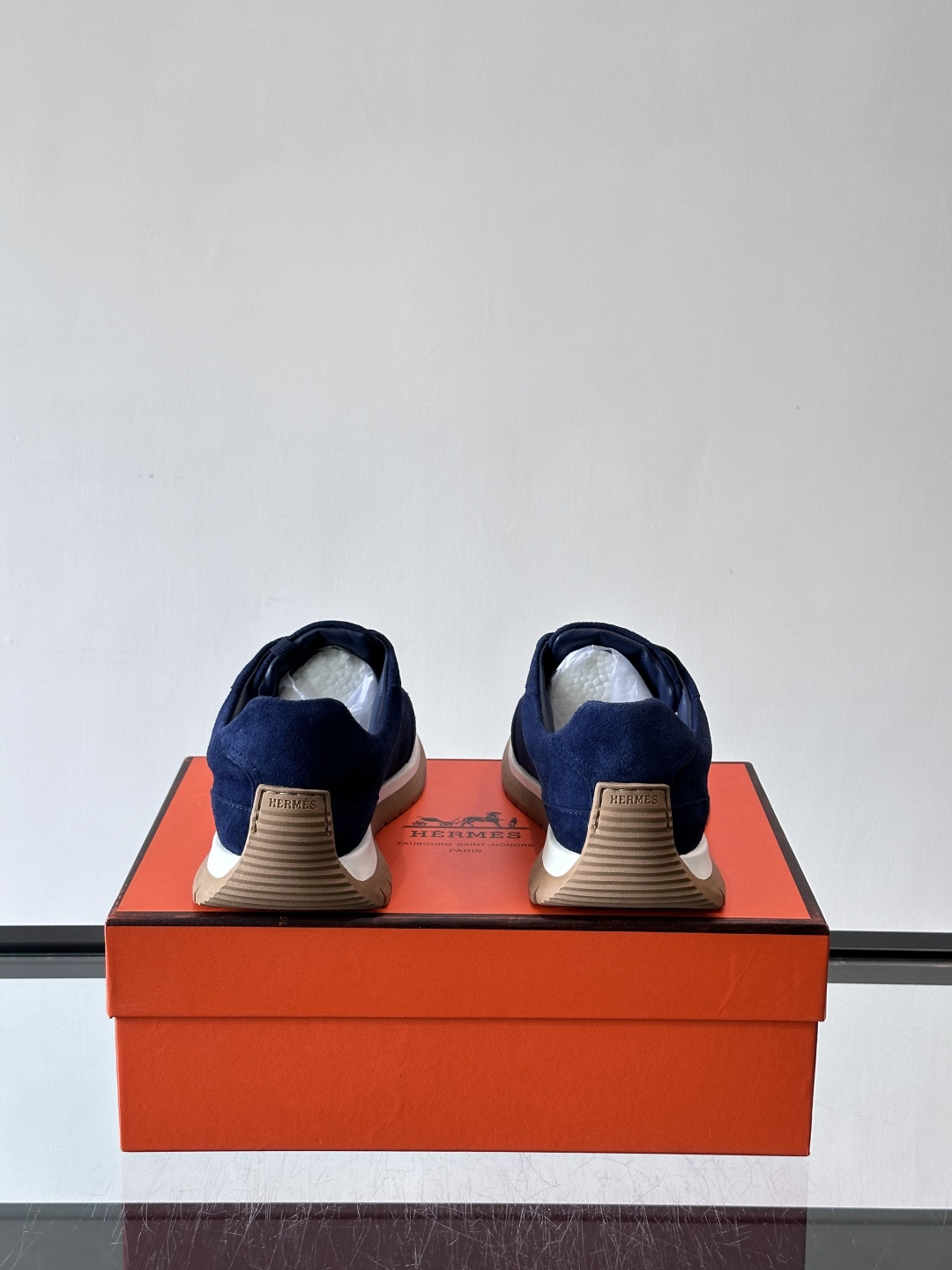 Hermès男士麂皮运动鞋，是品牌经典“Birkin”系列鞋款的现代演绎，采用高级麂皮材质，搭配标志性的