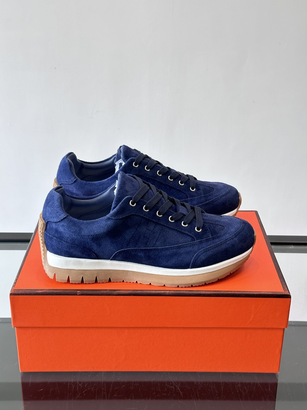 Hermès男士麂皮运动鞋，是品牌经典“Birkin”系列鞋款的现代演绎，采用高级麂皮材质，搭配标志性的