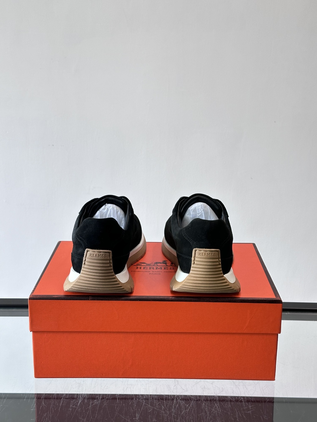 Hermès男士麂皮运动鞋，是品牌经典“Birkin”系列鞋款的现代演绎，采用高级麂皮材质，搭配标志性的