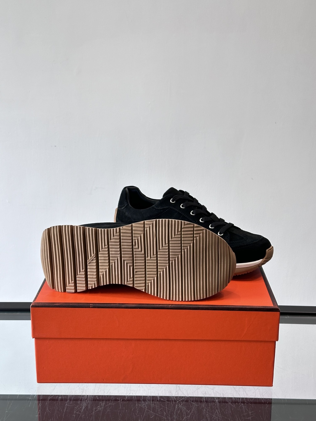 Hermès男士麂皮运动鞋，是品牌经典“Birkin”系列鞋款的现代演绎，采用高级麂皮材质，搭配标志性的