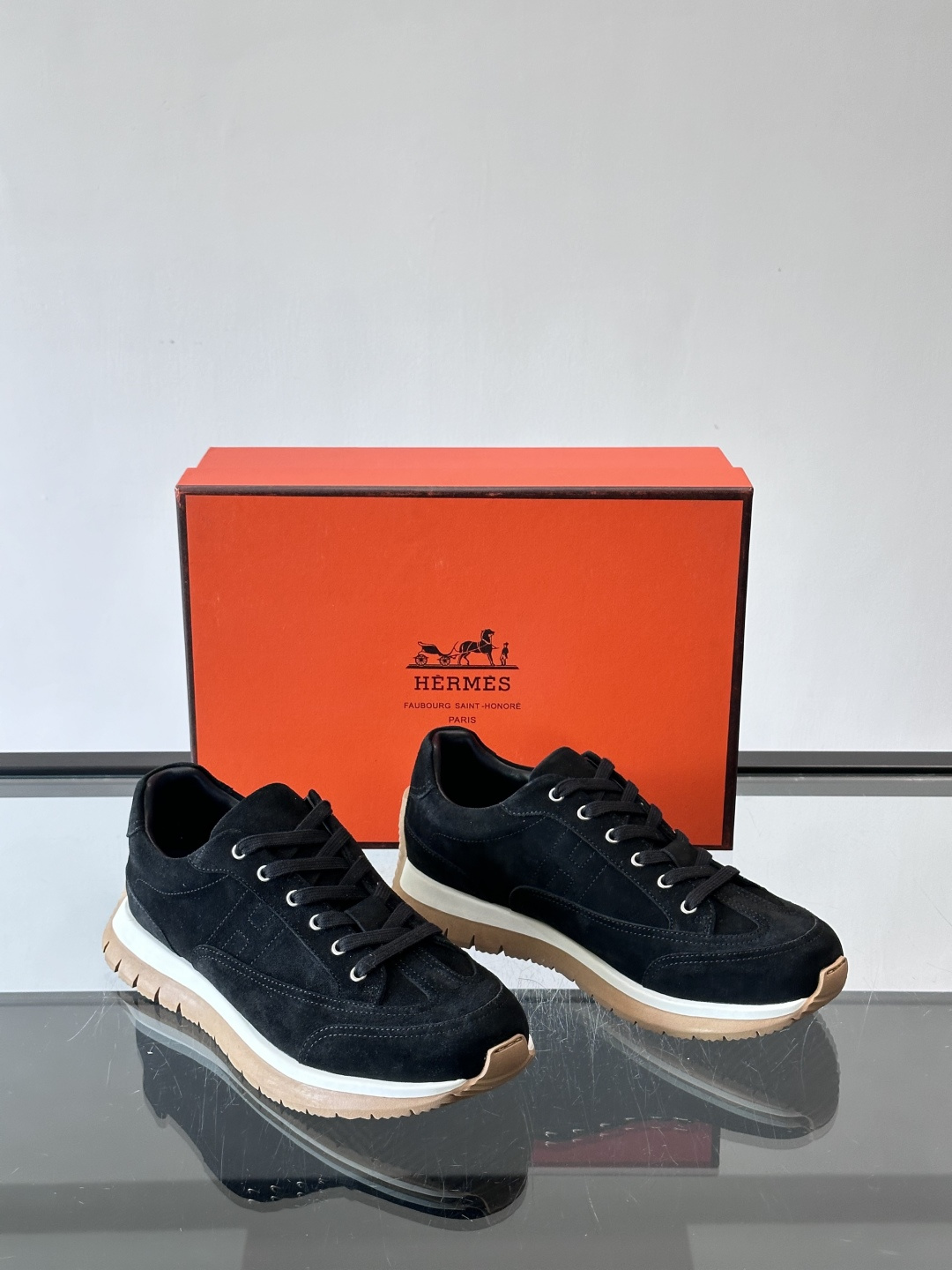 Hermès男士麂皮运动鞋，是品牌经典“Birkin”系列鞋款的现代演绎，采用高级麂皮材质，搭配标志性的