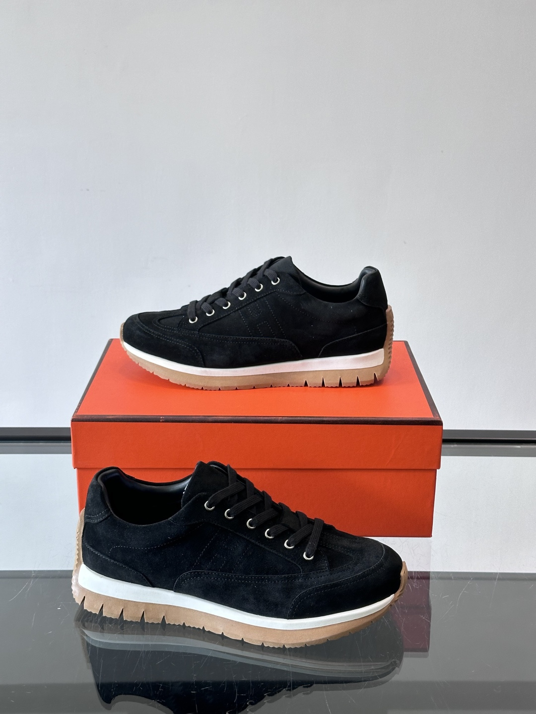 Hermès男士麂皮运动鞋，是品牌经典“Birkin”系列鞋款的现代演绎，采用高级麂皮材质，搭配标志性的