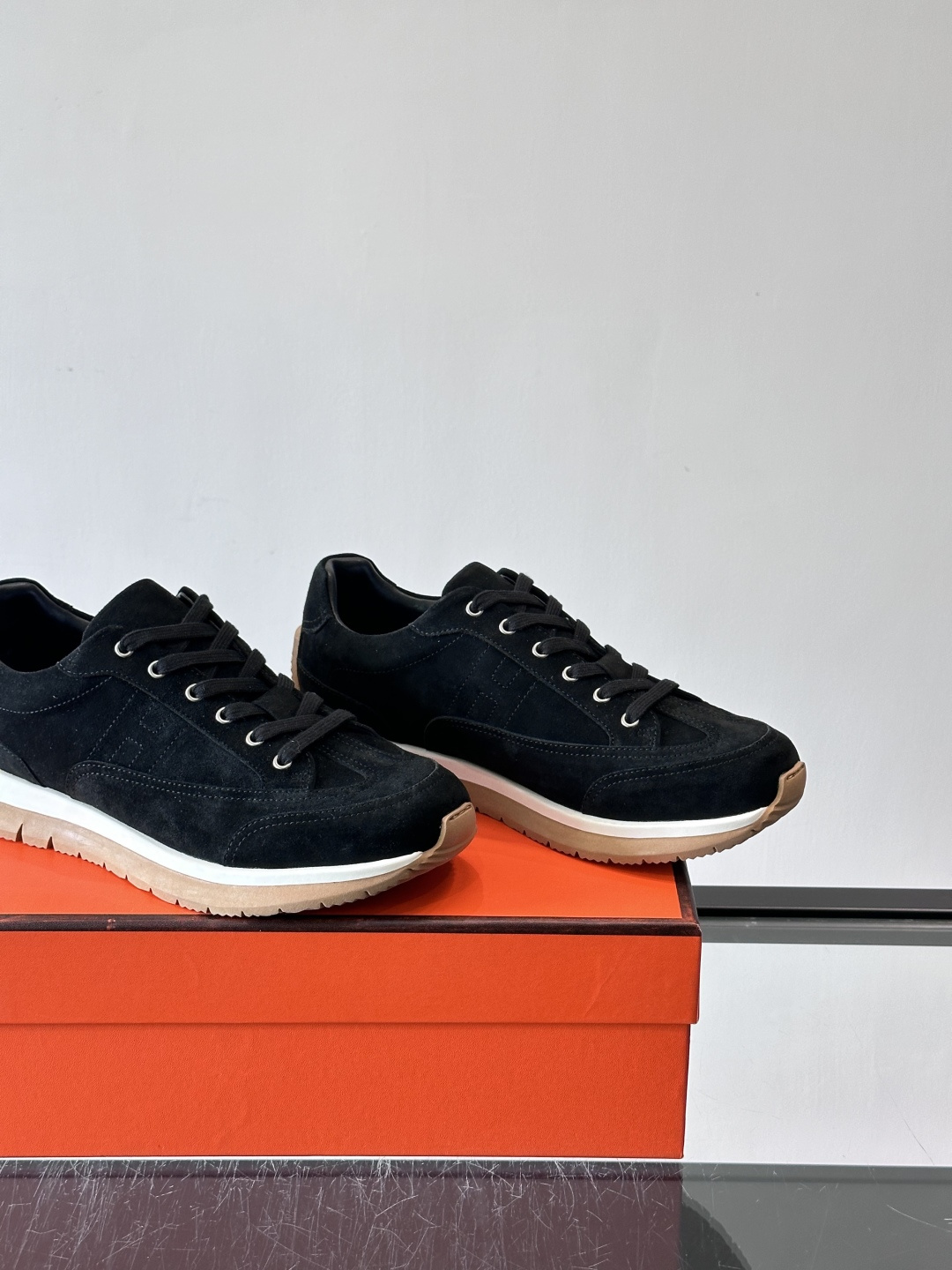 Hermès男士麂皮运动鞋，是品牌经典“Birkin”系列鞋款的现代演绎，采用高级麂皮材质，搭配标志性的