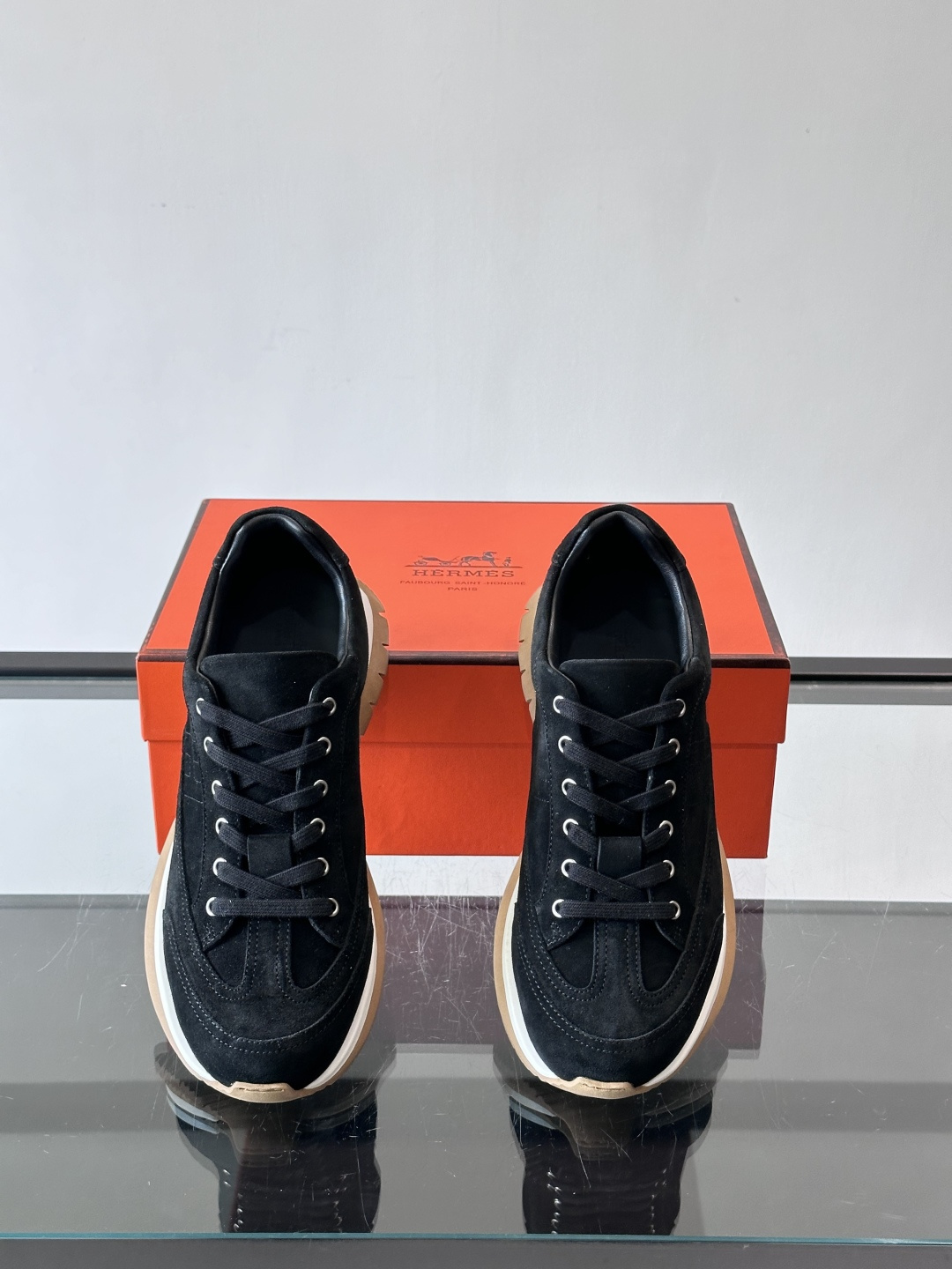 Hermès男士麂皮运动鞋，是品牌经典“Birkin”系列鞋款的现代演绎，采用高级麂皮材质，搭配标志性的