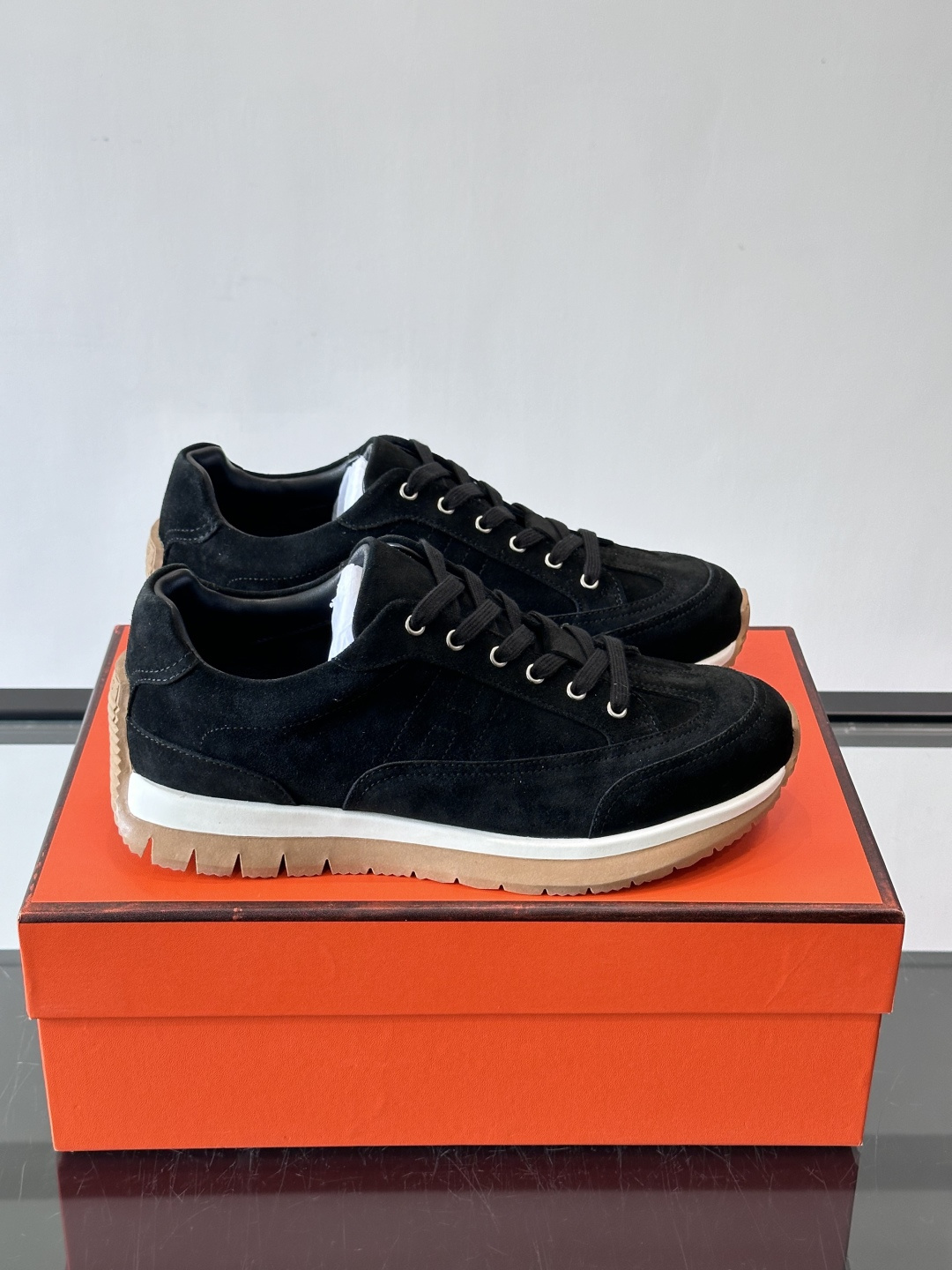 Hermès男士麂皮运动鞋，是品牌经典“Birkin”系列鞋款的现代演绎，采用高级麂皮材质，搭配标志性的