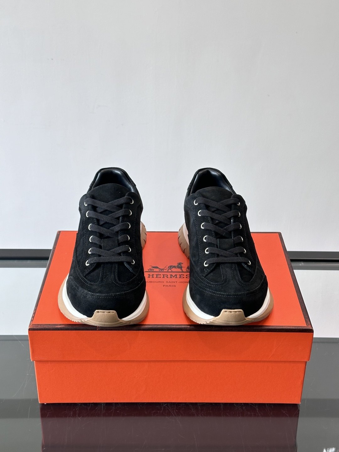 Hermès男士麂皮运动鞋，是品牌经典“Birkin”系列鞋款的现代演绎，采用高级麂皮材质，搭配标志性的
