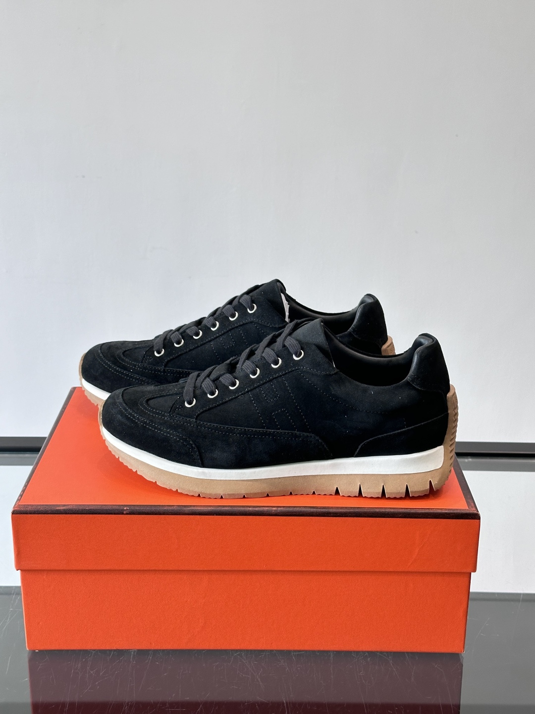 Hermès男士麂皮运动鞋，是品牌经典“Birkin”系列鞋款的现代演绎，采用高级麂皮材质，搭配标志性的