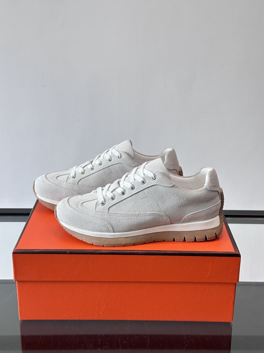 Hermès男士麂皮运动鞋，是品牌经典“Birkin”系列鞋款的现代演绎，采用高级麂皮材质，搭配标志性的