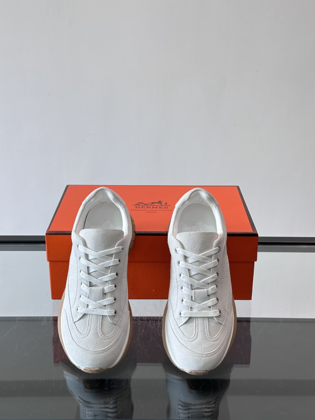Hermès男士麂皮运动鞋，是品牌经典“Birkin”系列鞋款的现代演绎，采用高级麂皮材质，搭配标志性的