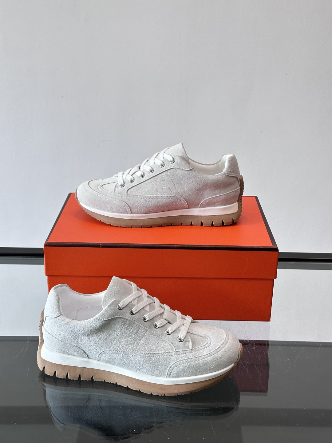 Hermès男士麂皮运动鞋，是品牌经典“Birkin”系列鞋款的现代演绎，采用高级麂皮材质，搭配标志性的