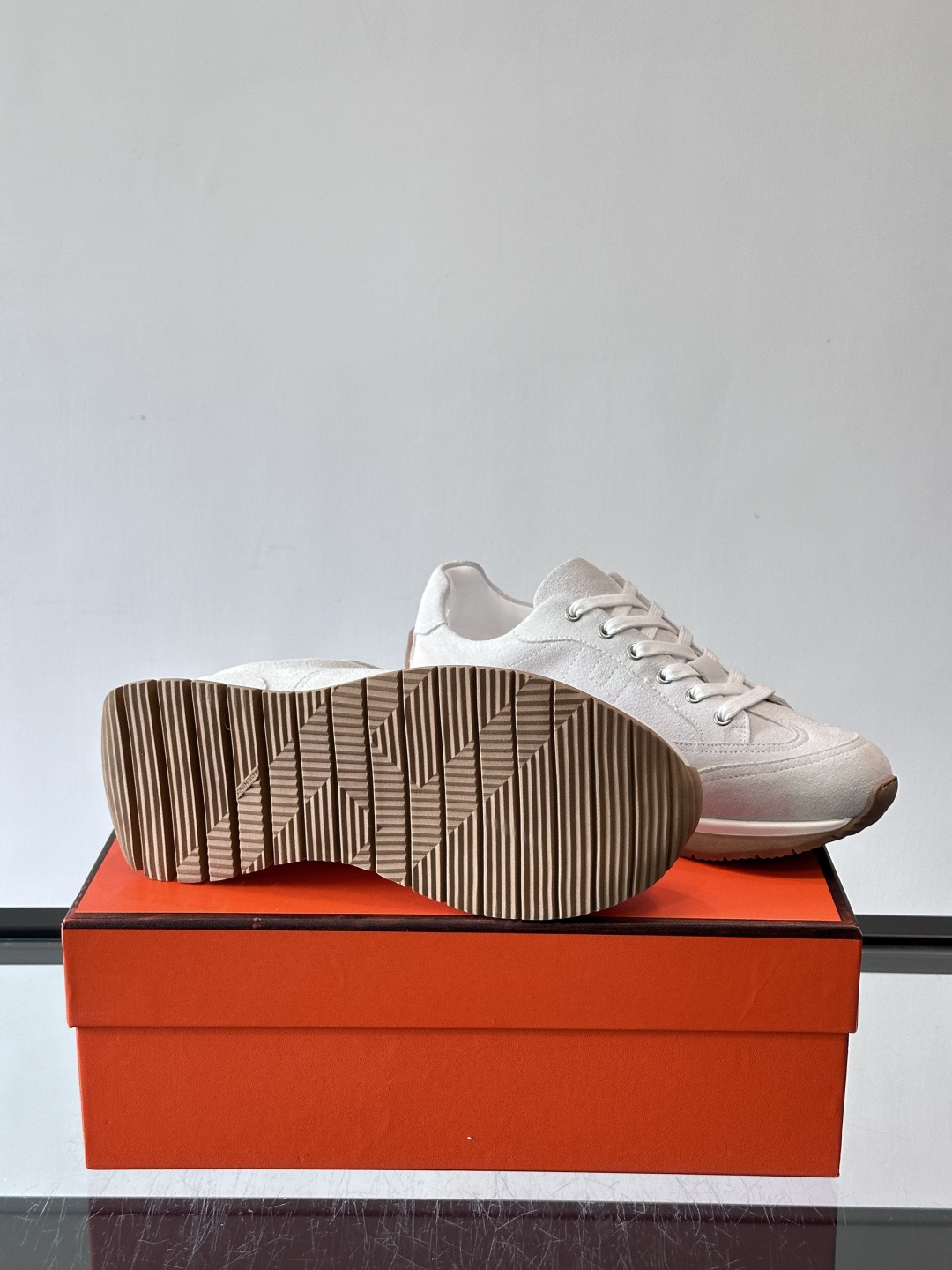 Hermès男士麂皮运动鞋，是品牌经典“Birkin”系列鞋款的现代演绎，采用高级麂皮材质，搭配标志性的