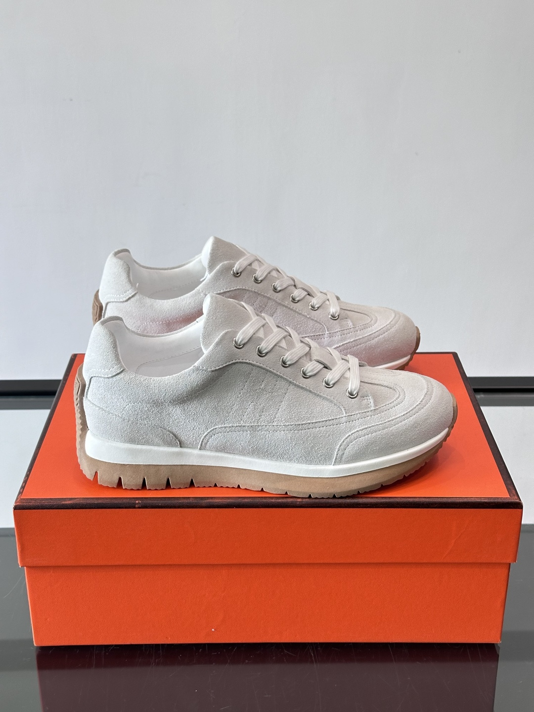 Hermès男士麂皮运动鞋，是品牌经典“Birkin”系列鞋款的现代演绎，采用高级麂皮材质，搭配标志性的