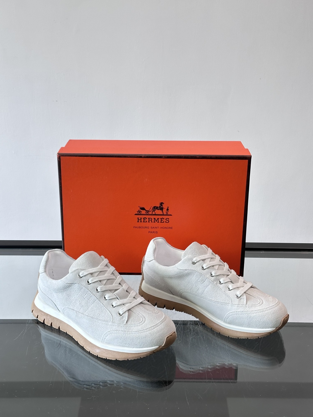 Hermès男士麂皮运动鞋，是品牌经典“Birkin”系列鞋款的现代演绎，采用高级麂皮材质，搭配标志性的