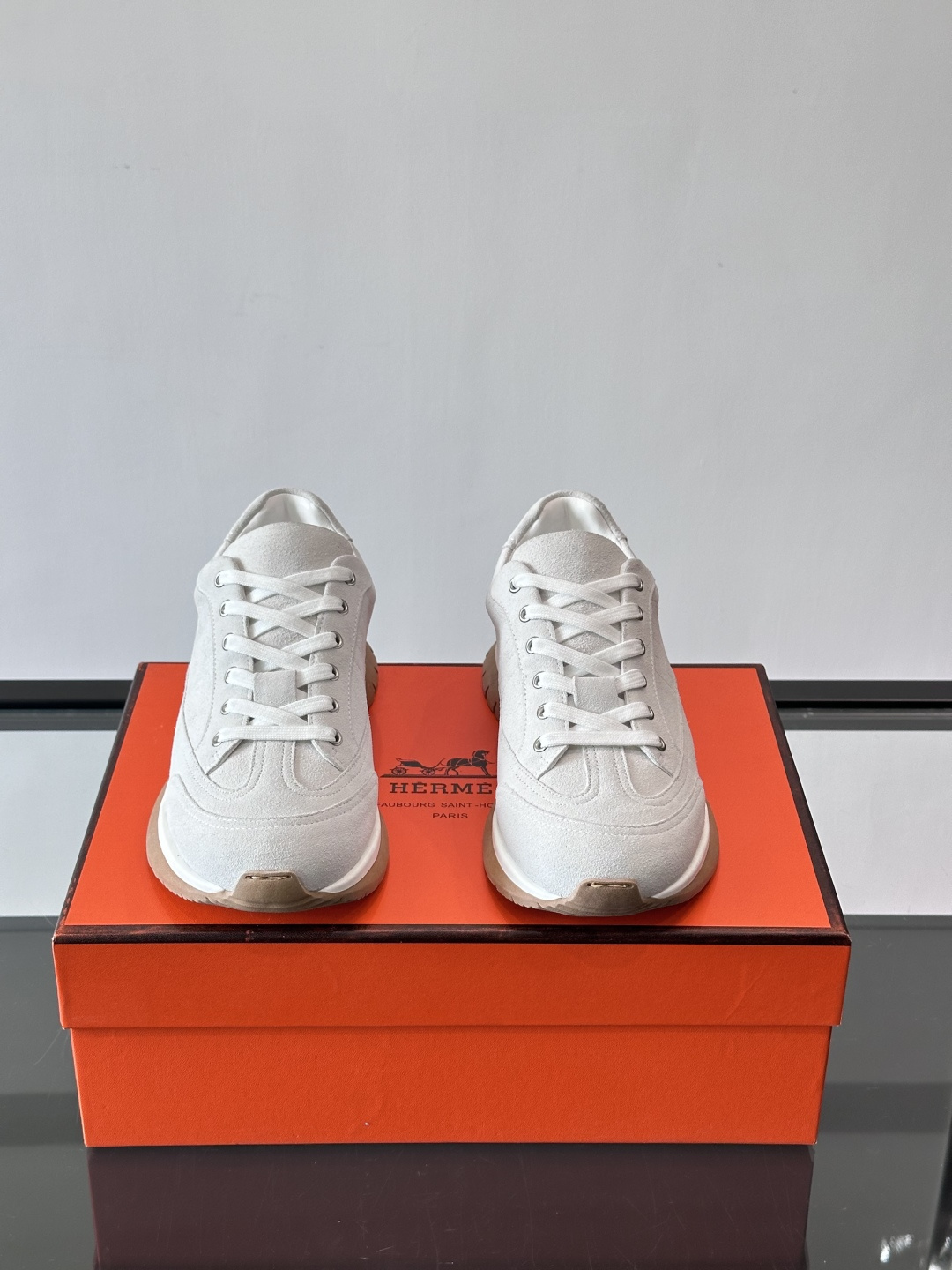 Hermès男士麂皮运动鞋，是品牌经典“Birkin”系列鞋款的现代演绎，采用高级麂皮材质，搭配标志性的