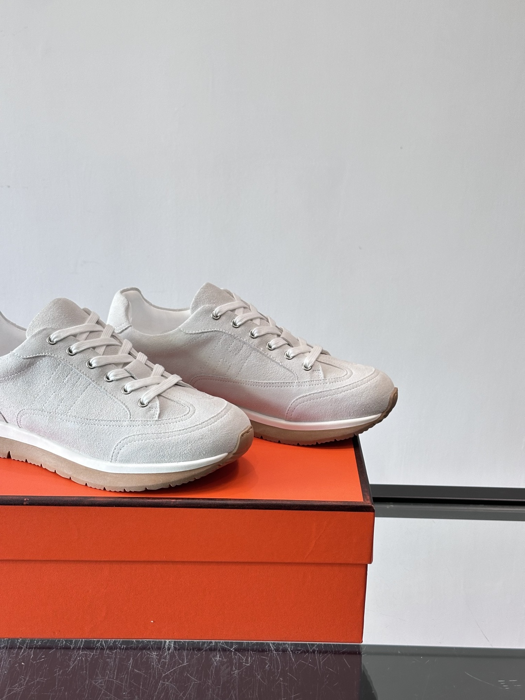 Hermès男士麂皮运动鞋，是品牌经典“Birkin”系列鞋款的现代演绎，采用高级麂皮材质，搭配标志性的