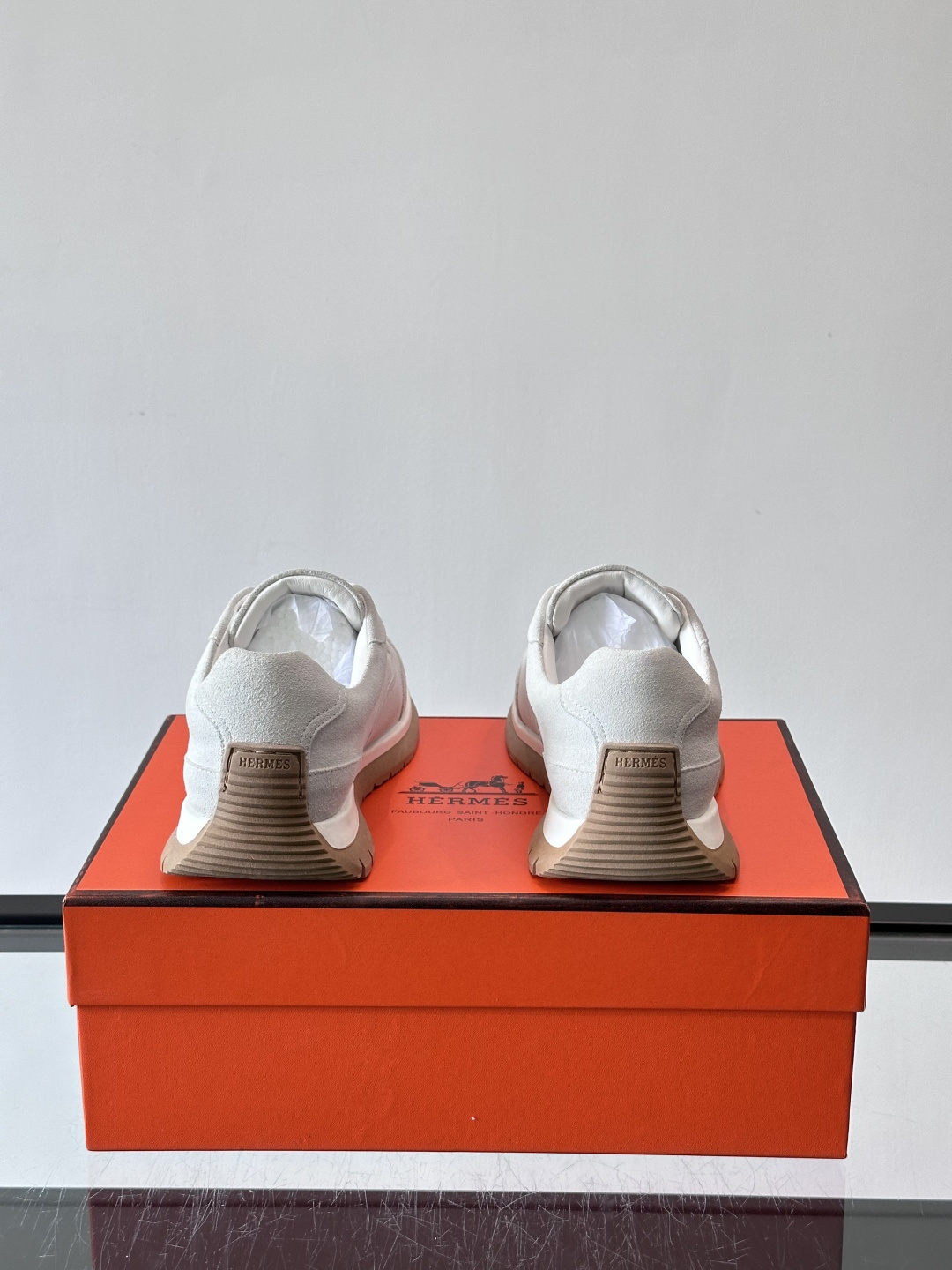 Hermès男士麂皮运动鞋，是品牌经典“Birkin”系列鞋款的现代演绎，采用高级麂皮材质，搭配标志性的