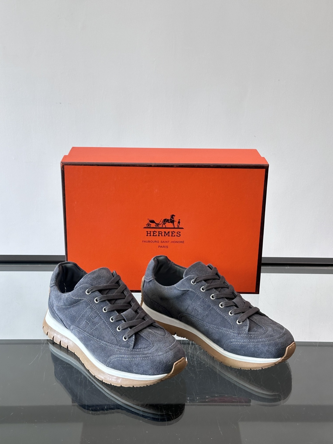 Hermès男士麂皮运动鞋，是品牌经典“Birkin”系列鞋款的现代演绎，采用高级麂皮材质，搭配标志性的