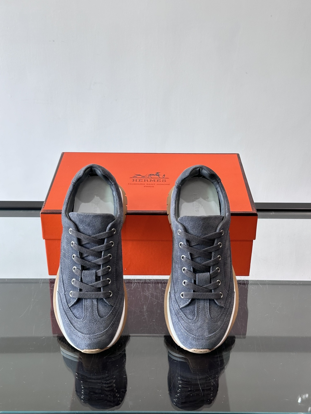 Hermès男士麂皮运动鞋，是品牌经典“Birkin”系列鞋款的现代演绎，采用高级麂皮材质，搭配标志性的