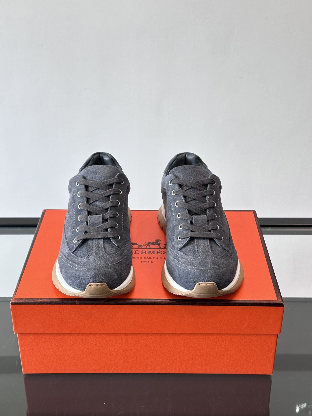 Hermès男士麂皮运动鞋，是品牌经典“Birkin”系列鞋款的现代演绎，采用高级麂皮材质，搭配标志性的