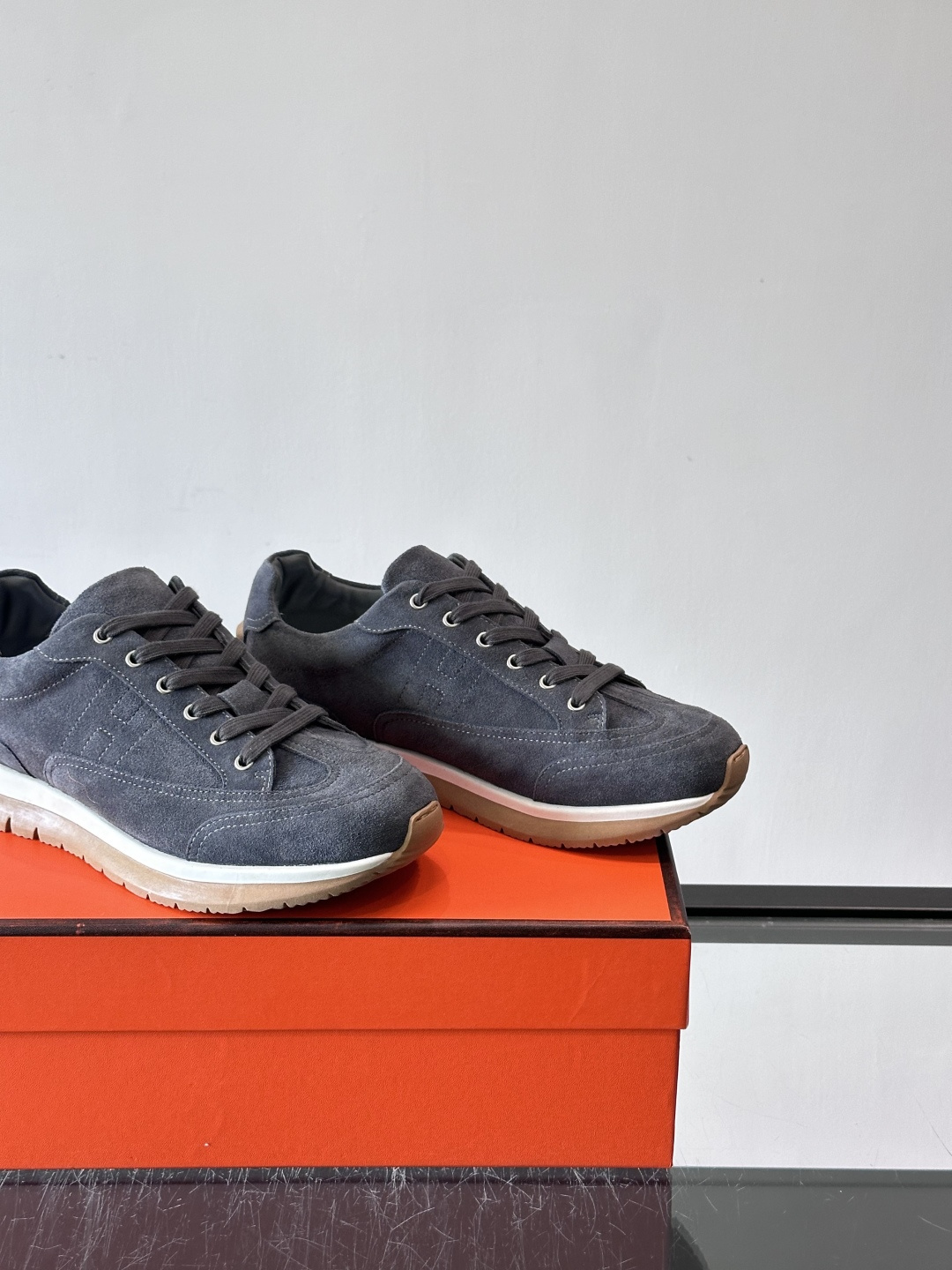 Hermès男士麂皮运动鞋，是品牌经典“Birkin”系列鞋款的现代演绎，采用高级麂皮材质，搭配标志性的