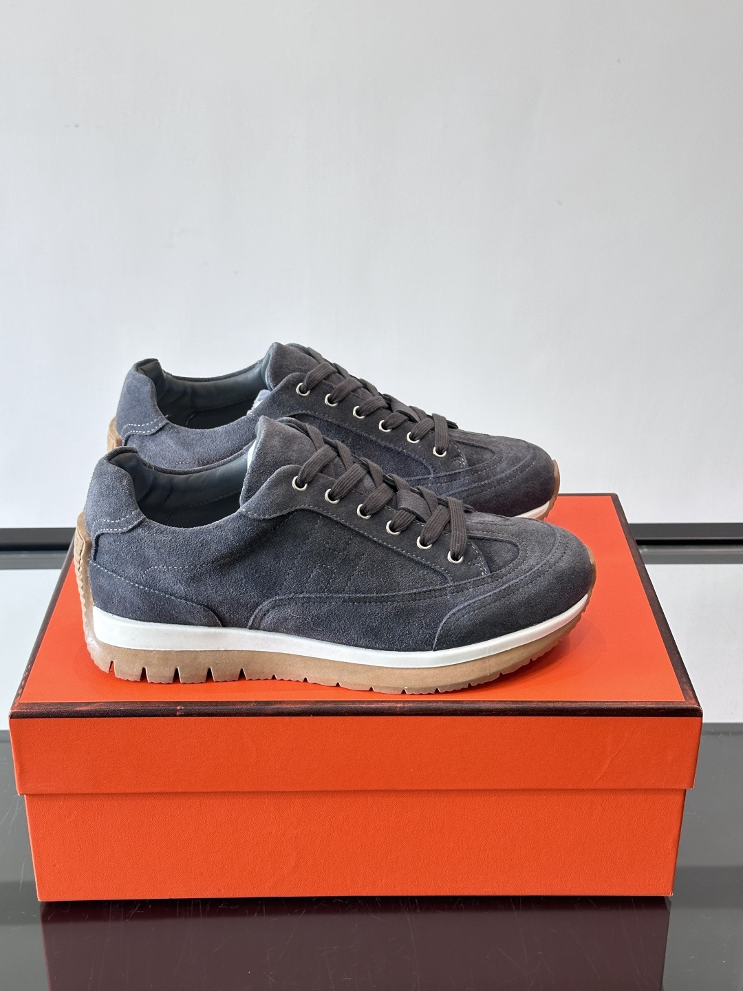 Hermès男士麂皮运动鞋，是品牌经典“Birkin”系列鞋款的现代演绎，采用高级麂皮材质，搭配标志性的